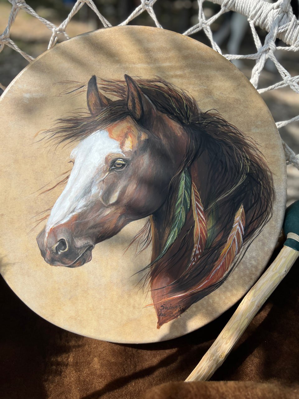 Tambour chamanique peint main — portrait de cheval alezan orné de plumes