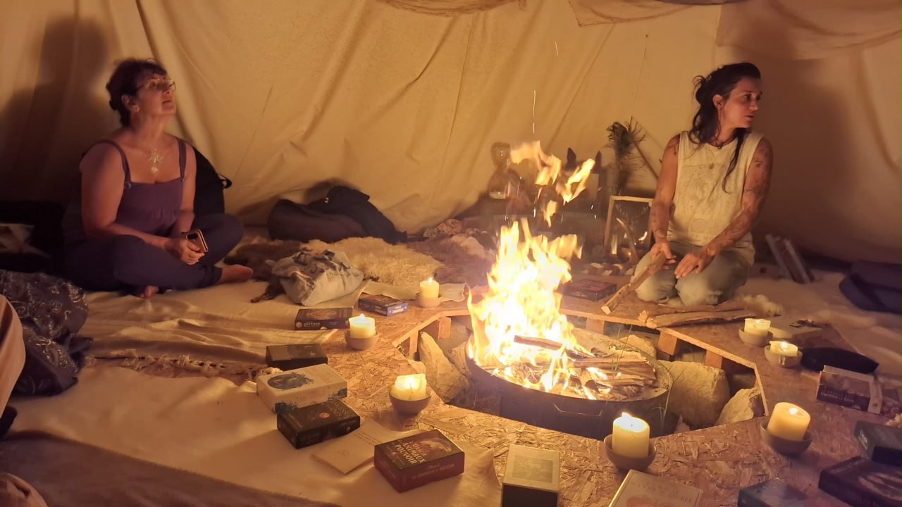 Un cercle autour du feu à l'intérieur du tipi