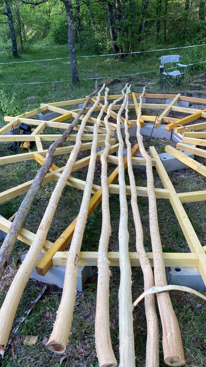 Les perches assemblées, convergeant vers le centre du tipi