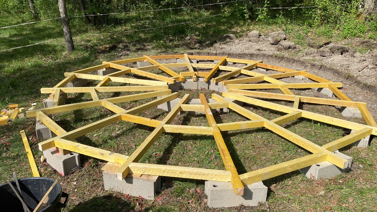 Le plateau circulaire en bois du tipi, monté sur plots